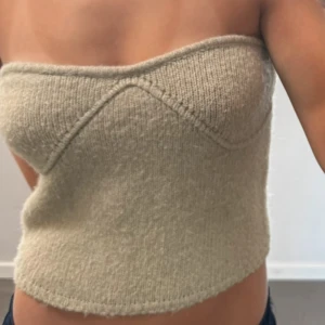 Khaki grön bandeau tubtopp - Jättefin topp från Zara, storlek S
