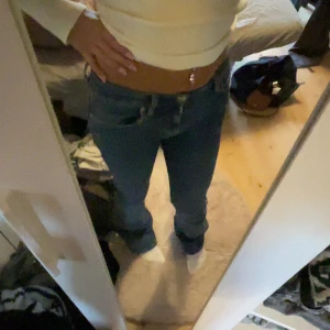 Blå bootcut jeans från Gina  - Strl 34, väldigt bekväma och stretchiga. Mid rise