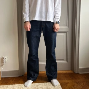 Raw denim jeans från Jeanerica - Tja, säljer dessa otroligt feta raw denim jeansen från Jeanerica i modellen Vega som är lite bootcut. Har endast använt två gånger då de är för små i midjan för mig. Passar dem som har 29 och 30 generellt i midjan och 32 i längd. Nypris var 2800 men de gör inte längre raw denim i Vega modellen. Skriv gärna för fler frågor, mvh Charlie