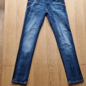 Slim jeans Jack and Jones - Slimt fit jeans från Jack and Jones. Jeansen är i mycket bra skick och har inga defekter. Modellen är glen och storlek 30/32. Skickar gärna flera bilder eller mått👌