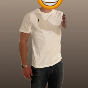 T-shirt  - Helt ny levereras inplastade. Personen på bilden är 180cm lång och väger 80kg. Personen på bilden har på sig storlek M.