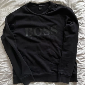 Svart sweatshirt från Hugo Boss - Riktigt skön tröja från Hugo Boss • Storlek L, men skulle säga att den passar mer M • Bra skick • Hör av er vid frågor!