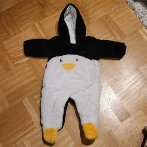 Vinter overall - Hel och ren. Som ny, använd av ett barn en vinter. Storlek 12m. 