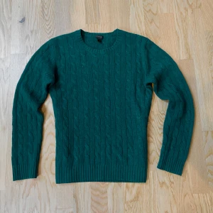 Grön Stickad cashmere tröja - Grön stickad cashmeretröja i storlek 14, det borde översättas till xxs-xs. Utöver det är den otroligt fet och jätteskön, kommer vara sjukt bra till vintern då den är tunnare men fortfarande väldigt varm. Skriv gärna vid frågor om mått, bilder eller pris!