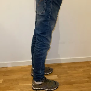 Valentino Garavani Rockstud Sneakers (öppen för byte) - Valentino Garavani Rockstud Sneakers i storlek 38, sitter mer som 39. Nästan helt nya. Saknar en stud som inte märks alls (på bild 3). Nypris 8499kr. Pris kan diskuteras vid snabb affär, är även öppen för byte.