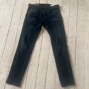 Svarta replay jeans - Sjukt feta replay jeans  Storlek 30/32 Vid funderingar eller intresse är det bara att skriva!