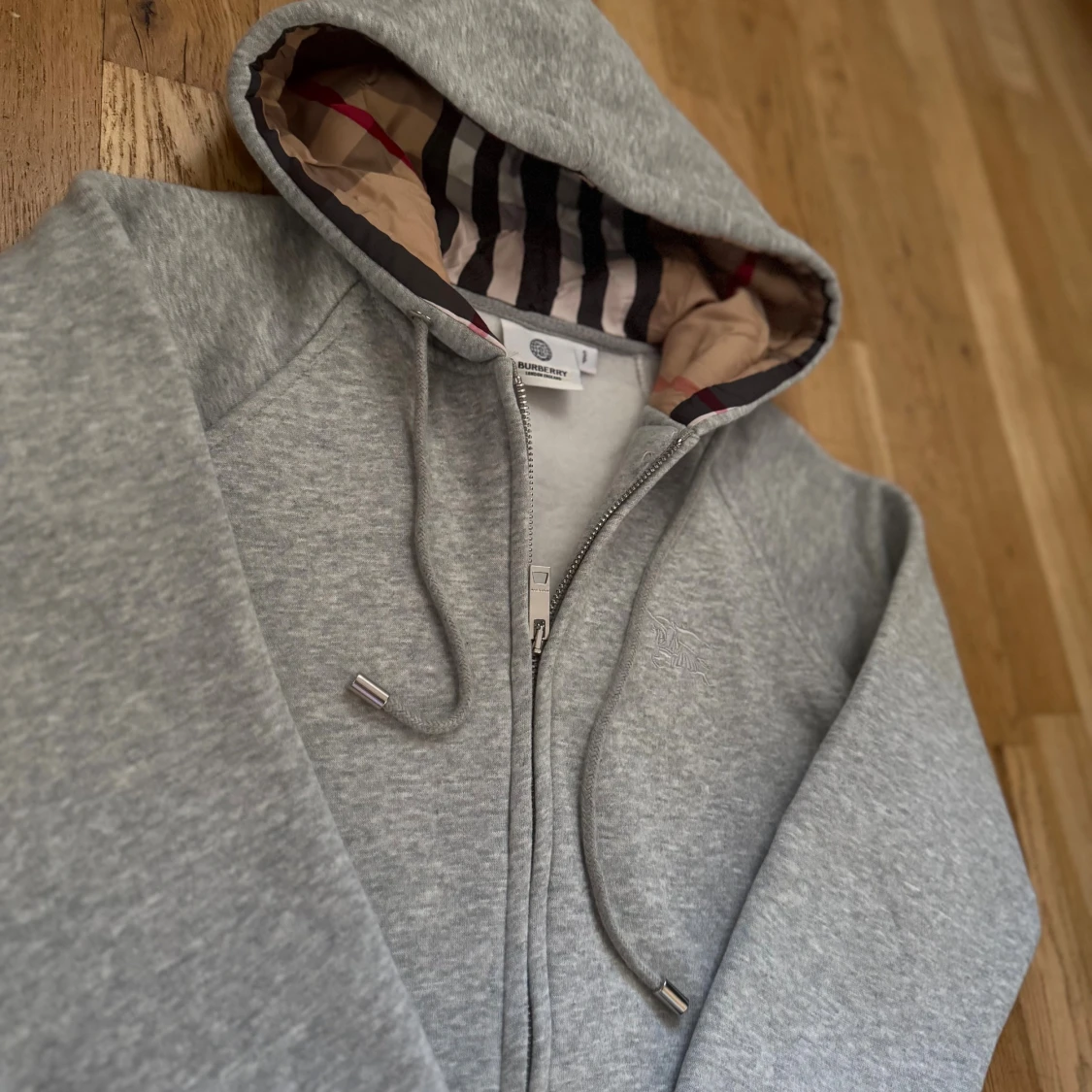 Grå hoodie från Burberry med dragkedja - 3