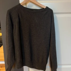 Grå ulltröja Oscar Jacobson - Snygg Grå stickad tröja från Oscar Jacobson i ull. Klassisk rund hals och långa ärmar, perfekt för dig som gillar stilrena och bekväma plagg. Made in Italy och passar dig som vill ha en tidlös look.