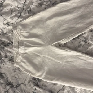 Vita mjukisbyxor från gina - Vita mjukisbyxor från Gina Tricot  i storlek S. Byxorna har elastisk midja och är gjorda i mjukt bomullsmaterial. 