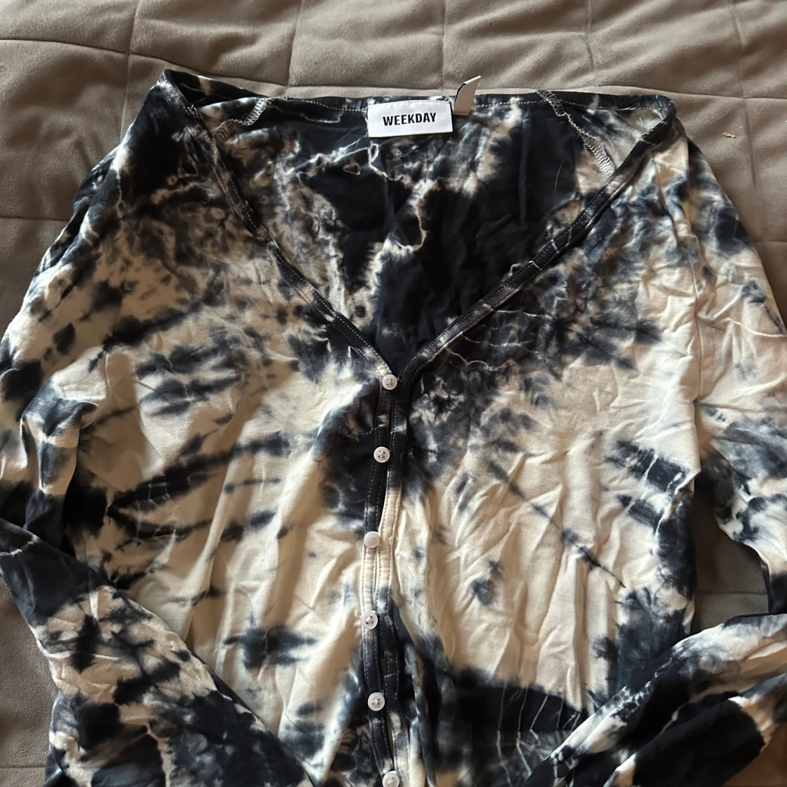 Svartvit croppad blus från Weekday - 2