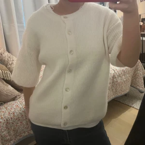 Vit ribbad kofta med knappar - Mysig vit kofta från Gina💘