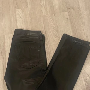 Svarta Replay jeansbyxor 30/32 -  Tja, säljer par feta Replay modellen är jennon och fraktar samma dag som man köper