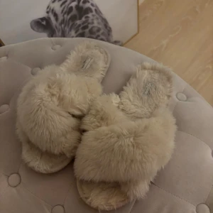 Vita tofflor  - Så söta💕 ljuset i rummet gör att defekterna syns mer än vad de gör i dagsljus. 