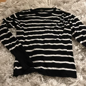 Stickad tröja - Stickad tröja från only säljer eftersom att jag nästan har en exakt lika dan💗passar mig som har stl xs så skulle säga att denna är en S, köpt från only för ca 400kr💕