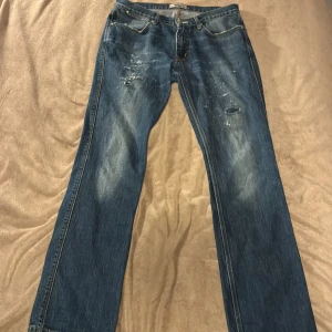 Acne Max Basic Blue jeans 32/32 - Blå jeans från Acne i modellen Max Basic Blue. Klassisk femficksdesign med raka ben och normal passform. Jeansen har slitna detaljer framtill för en cool, avslappnad look. Tillverkade i 100% bomull för en skön känsla.