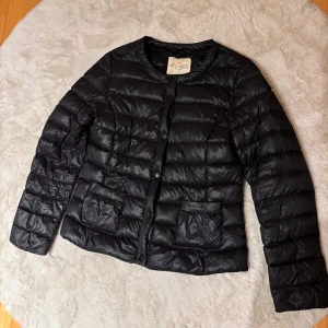 Svart jacka - Snygg svart jacka med knappar. Använd endast några gånger! Storlek M, sitter som en S/M💕