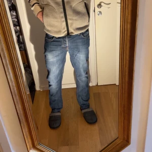 Nudie jeans - Passform grim tim. Passar som L32 och midja 31  Sjukt snygga jeans👌kontakta gärna kring funderingar och intresse:)