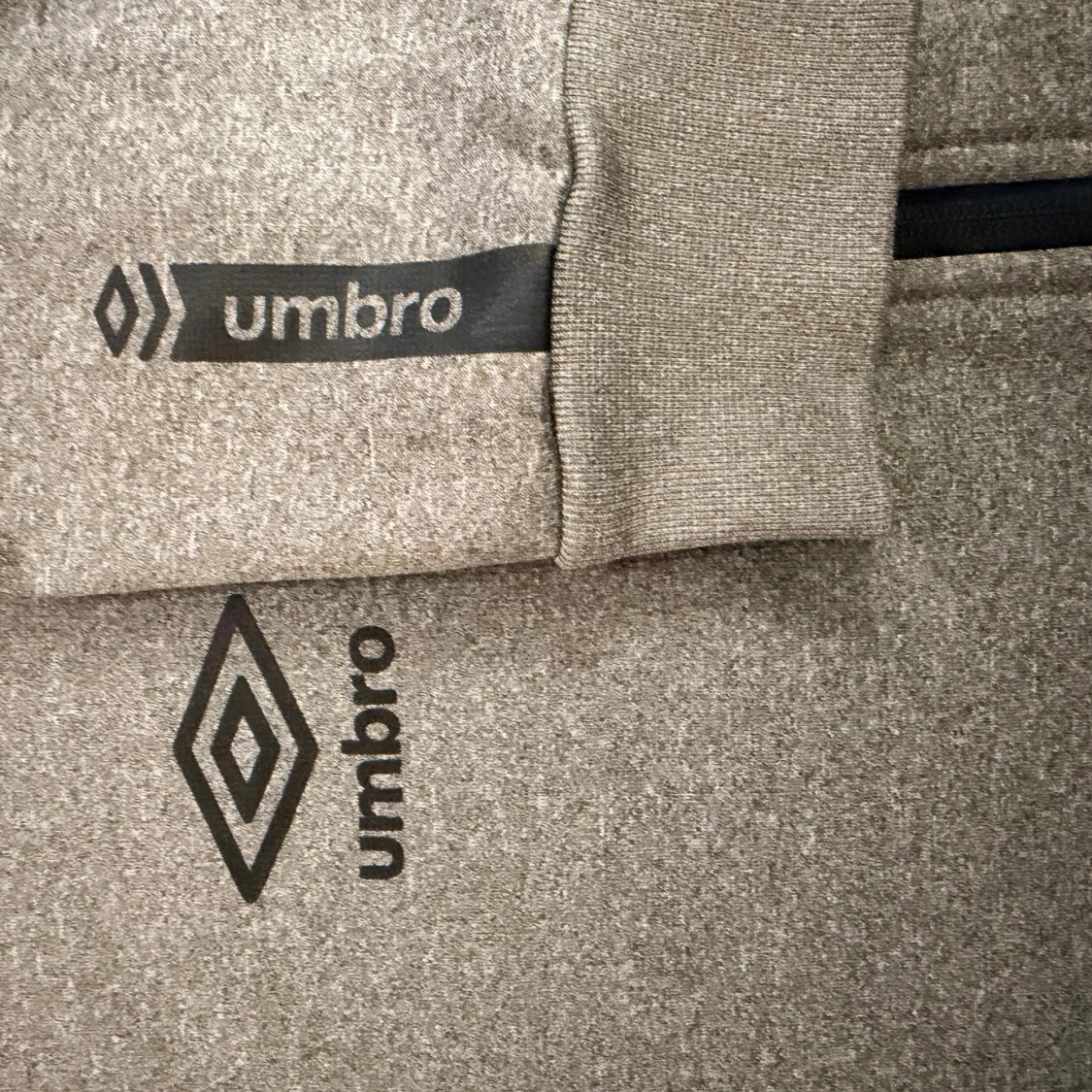 Grå hoodie Umbro med luva - 1