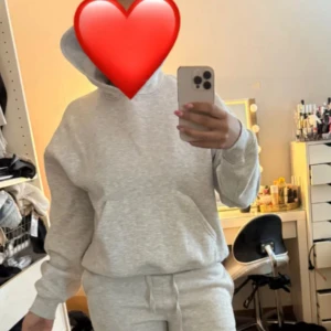 Ljusgrå Gina hoodie  - Säljer en ljusgrå Gina tricot hoodie i storlek XS. Inga defekter💗💗