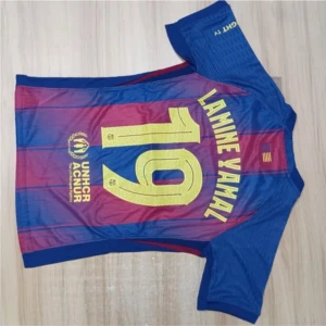 Barcelona Lamine Yamal matchtröja S - Säljer en officiell FC Barcelona matchtröja med Lamine Yamal och nummer 19 på ryggen. Tröjan är kortärmad, tillverkad i Dri-Fit ADV material och har klassiska blå och röda ränder med gula detaljer. Nike-logga och klubbmärke på bröstet, samt UNHCR-tryck.