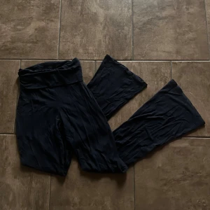 Mörkblå yoga pants från lager 157 - Snygga mörkblåa  yoga pants med fold over midja från lager 157 i mjukt och stretchigt material. Utsvängda nedtill. Storlek XXS, men passar även XS pga mycket stretchiga.