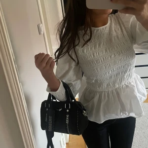 Vit blus med smock och puffärm - Säljer en vit blus med smockad överdel och midja, samt puffiga långärmar. Volanger super fin till fest eller middag! En favorit 
