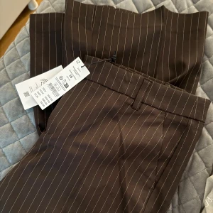 Bruna randiga kostymbyxor från Gina tricot - Säljer dessa fina byxor, helt oanvända 🤎