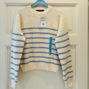 Randig stickad tröja från Primark - Supermysig stickad tröja från Primark i vitt med ljusblå ränder. 