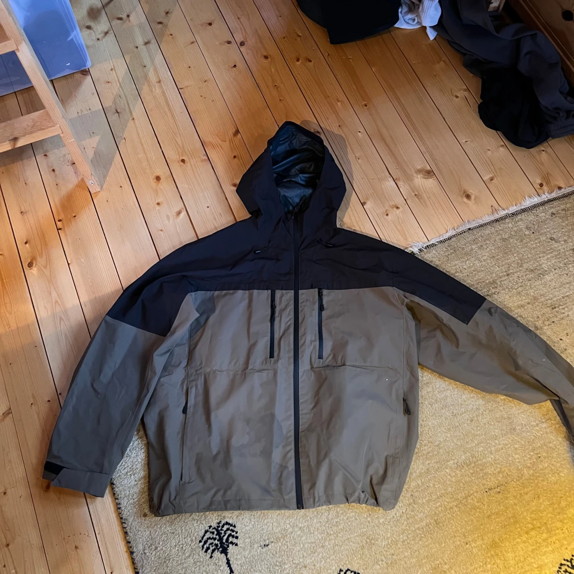 Svart och beige vindjacka med huva H&M