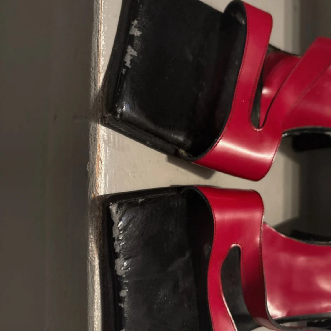 Svarta/ röda klackar Emporio - 2