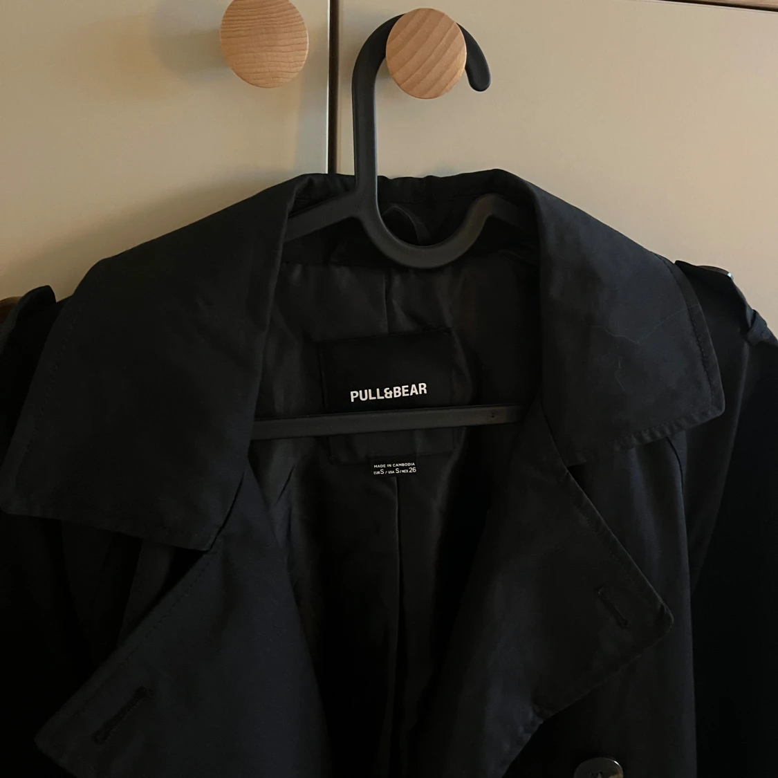 Svart trenchcoat från Pull&Bear - 4