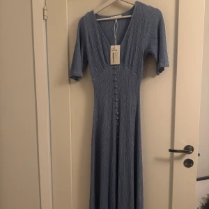 Blå långklänning - Blå långklänning från NA-KD. Väldigt stretchigt material och den lägger sig väldigt fint på kroppen. Storlek XS. Helt ny med prislapp kvar.