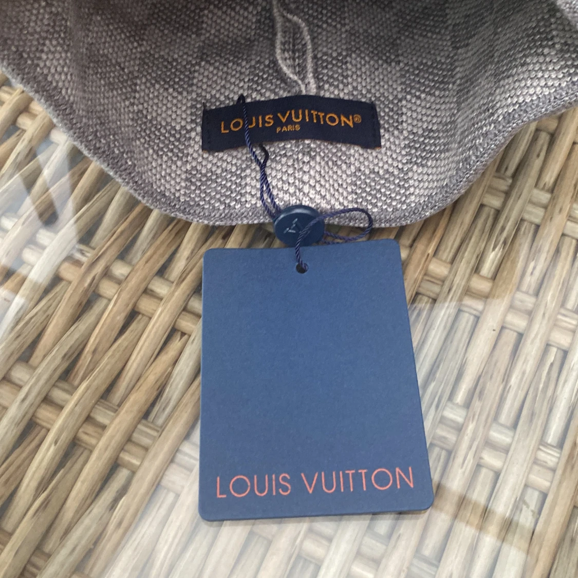 Grå stickad mössa med logo  - 2