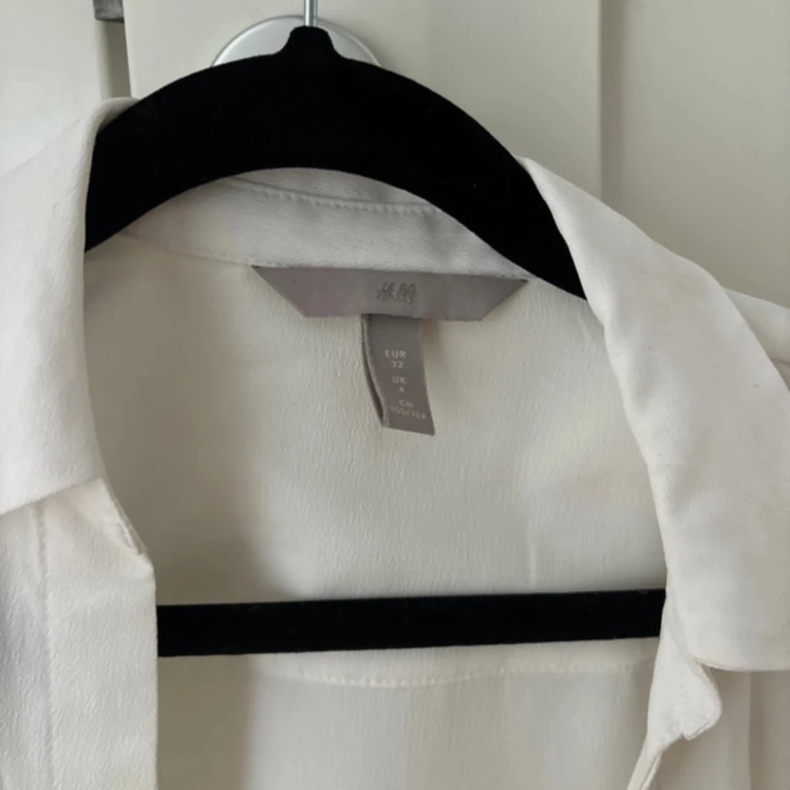 Vit skjorta från H&M i storlek 32 - 2