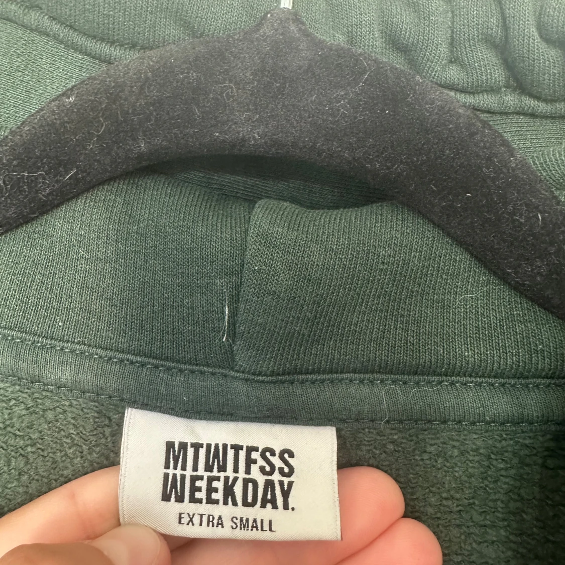 Grön croppad hoodie från Weekday - 2