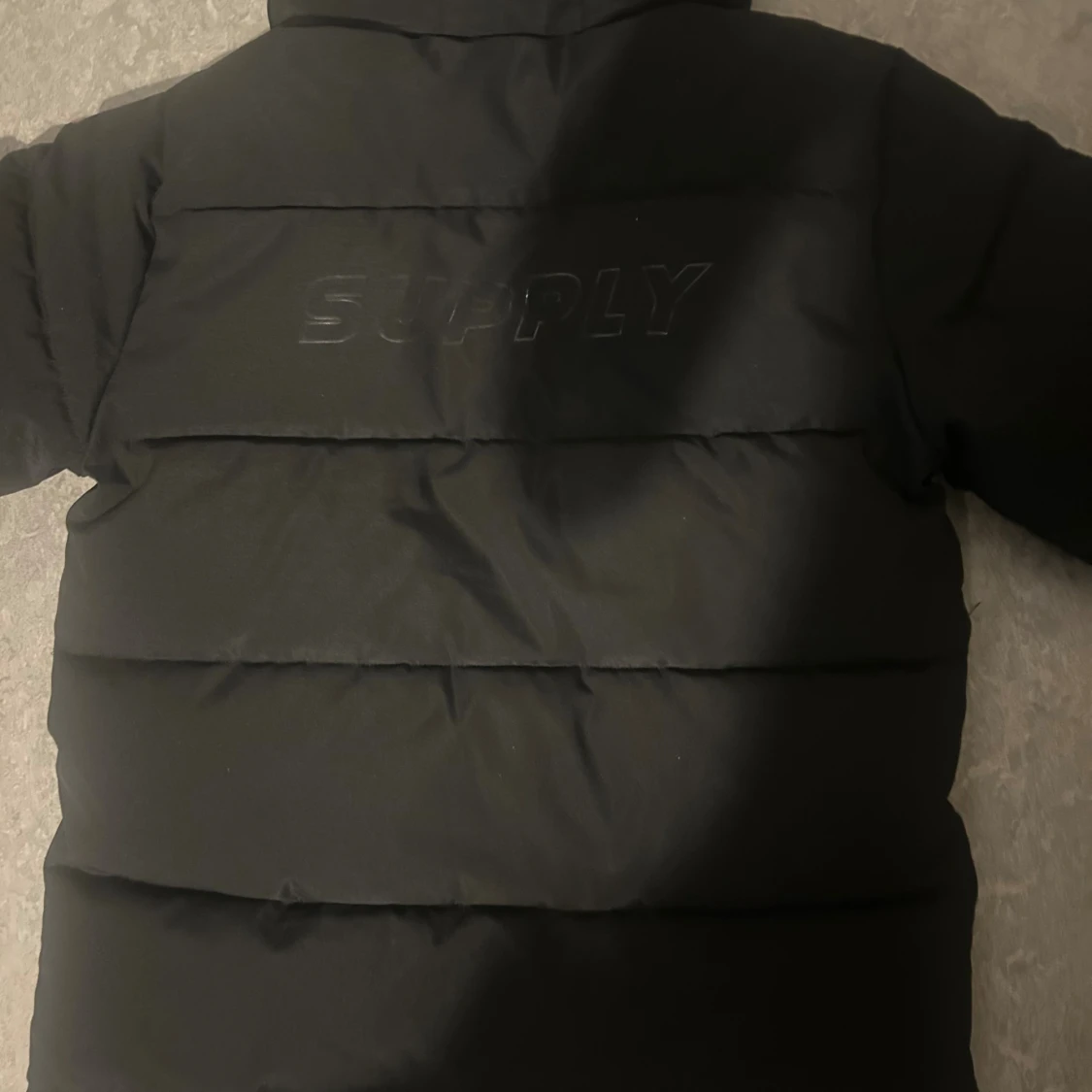 Svart pufferjacka Supply & Demand - 1