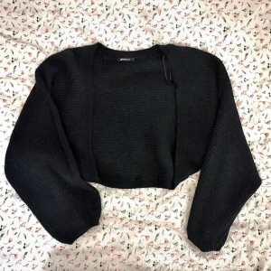 Bolero  - Säljer nu min fina mörkblåa bolero i från Gina Tricot 💙