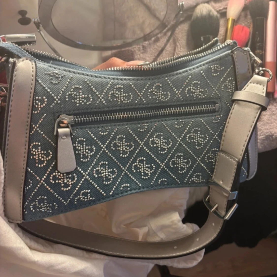 Blå axelväska från Guess med mönster - 2