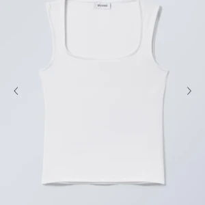 Vit linnetopp från Weekday - Säljer en stilren vit linnetopp från Weekday med fyrkantig halsringning. Toppen är ärmlös och har en slim passform som sitter snyggt mot kroppen. Perfekt för sommarens alla tillfällen och enkel att matcha med dina favoritjeans eller kjol.