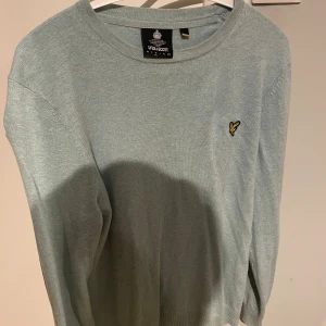 Lyle scott tröja  - Ljus blå tröja i storlek M. Bra skick 