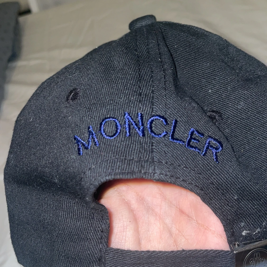 Svart Moncler keps med broderad logga - 1