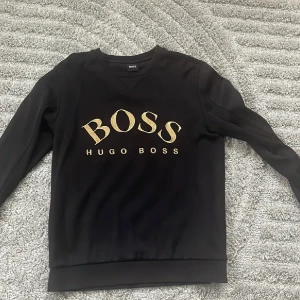 Hugo boss tröja  - Hugo boss tröja i bra skick inga skador storlek m men passar även som s