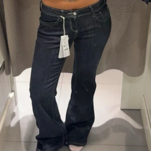 Ultra low flare jeans från Gina Tricot - Säljer ett par helt nya mörkblå ultra low waist jeans från Gina Tricot med flare-ben!!!🥰🥰🥰Skriv för frågor