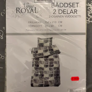 Nina Royal Bäddset 2 delar - Snyggt bäddset i denim-inspirerat mönster från Nina Royal. Innehåller ett påslakan (150x210 cm) och ett örngott (50x60 cm). Produkten är helt ny!