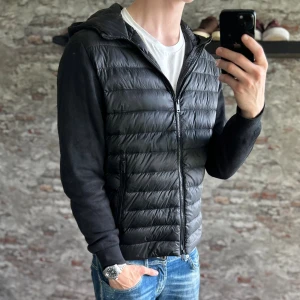 Massimo Dutti Cardigan - Bra skick, fläckig på ärmslutet, något som jag ska försöka ta bort! Storlek M passar dig som är mellan 178-185cm ungefär. Nypris ca 2500kr. Modellen är 185 cm, 79 kg. Passar bra nu till vintern. Skriv för mer information!🤝