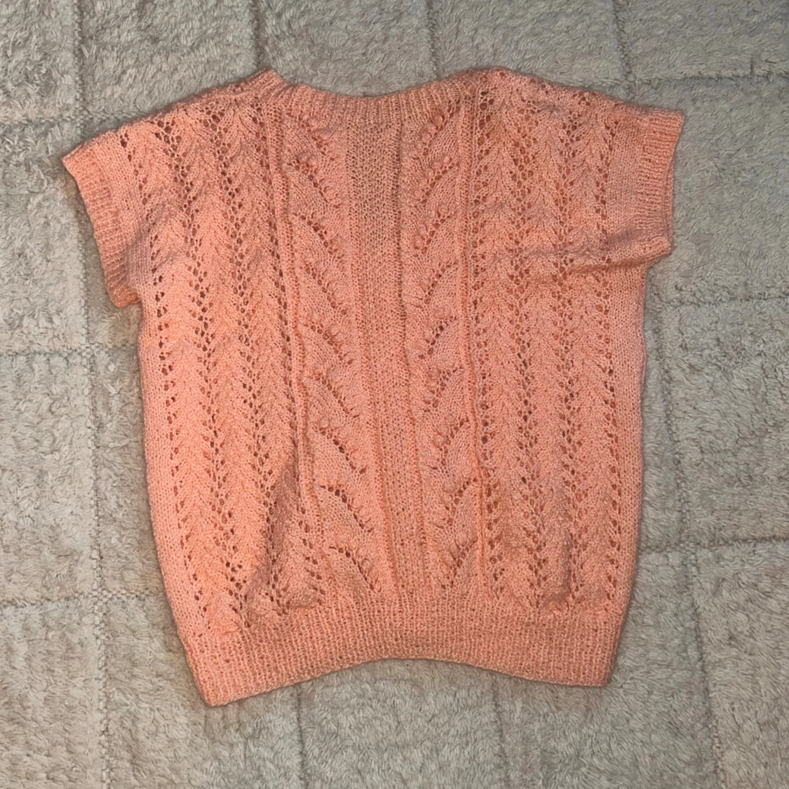 Stickad persikofärgad kofta - 2