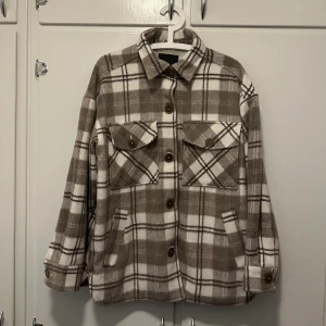 Rutig Oversized Jacka - Använd fåtal gånger. Väldigt fint skick.