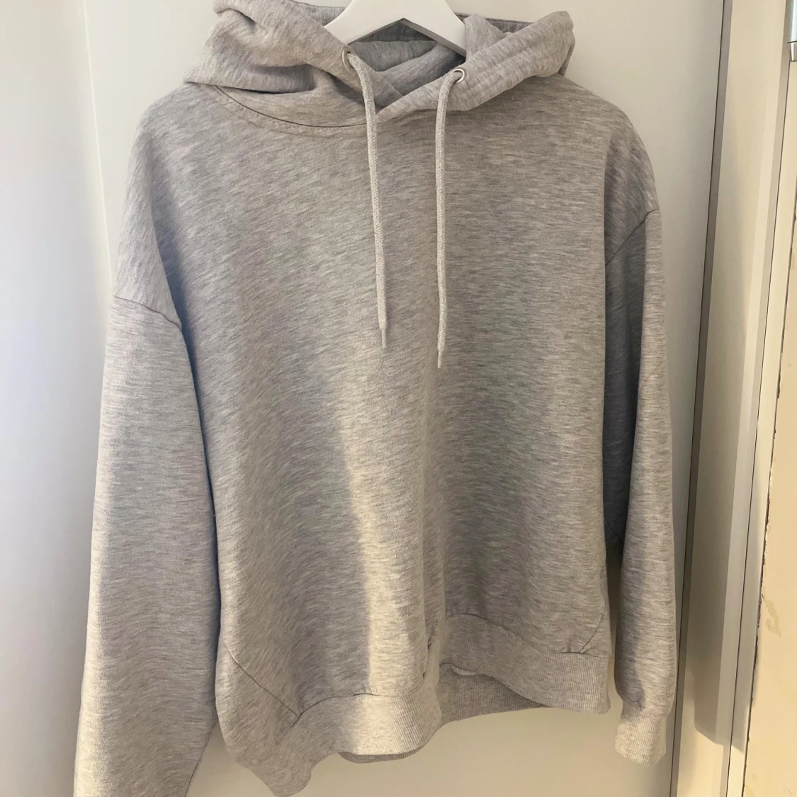 Grå hoodie med huva och snörning