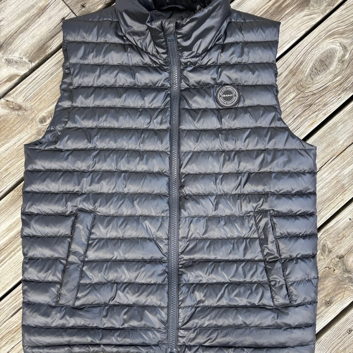 GANT SVART SHINY LIGHT PADDED DOWN VEST - 1