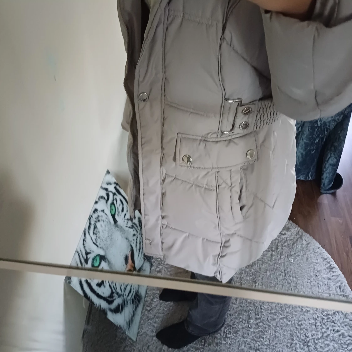 Beige pufferjacka med fuskpäls - 2